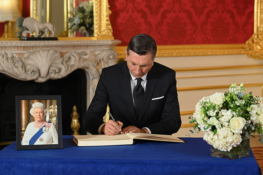 Президент Словении Борут Пахор подписывает книгу соболезнований в Ланкастер-Хаус