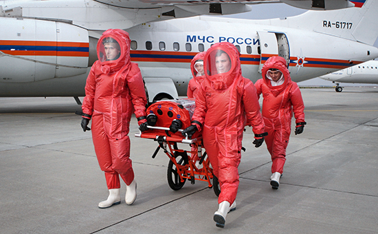 Презентация в аэропорту Домодедово, 9 октября 2014 г. Сотрудники МЧС везут медицинский модуль, предназначенный для транспортировки инфицированных лихорадкой Эбола.