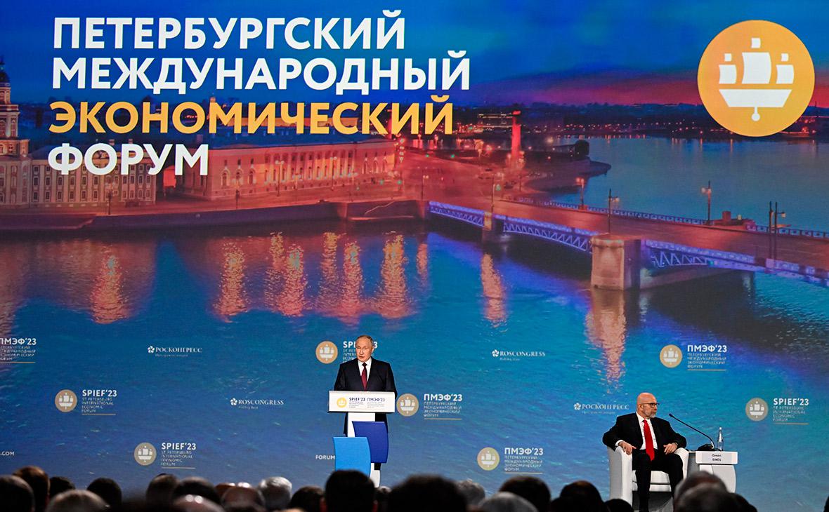 Владимир Путин и президент Центра национальных интересов Дмитрий Саймс (справа)