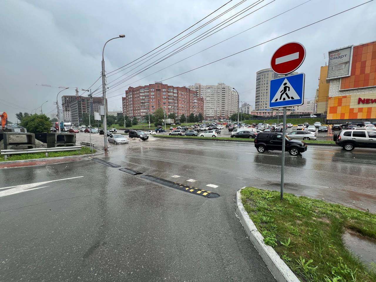 Затопило дорогу на ул. Ипподромская в районе ТРЦ &laquo;Аура&raquo;