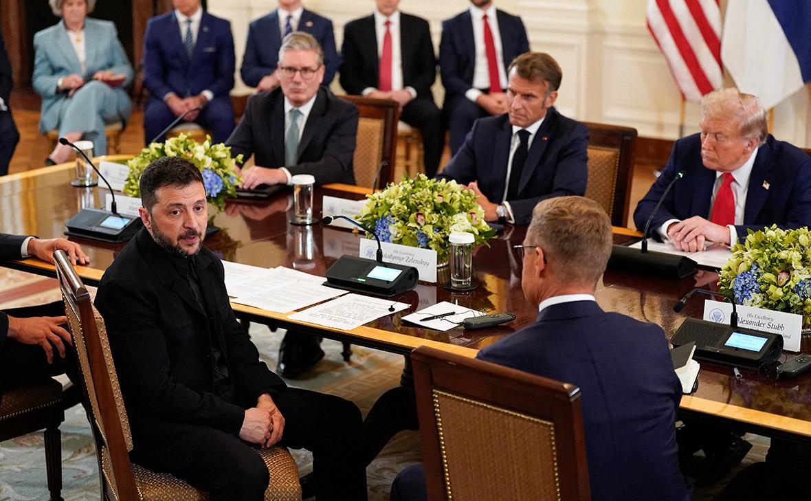 Владимир Зеленский (слева) во время встречи с Дональдом Трампом и лидерами ЕС