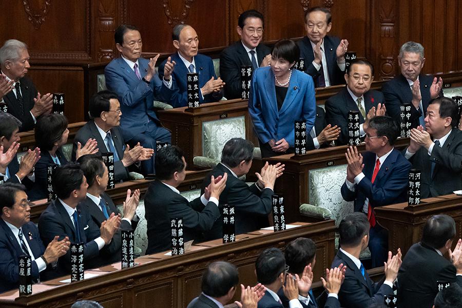 Председатель Либерально-демократической партии Японии (ЛДПЯ) Санаэ Такаити встречают аплодисментами после избрания ее новым премьер-министром Японии депутатами нижней палаты парламента 21 октября 2025 года в Токио, Япония