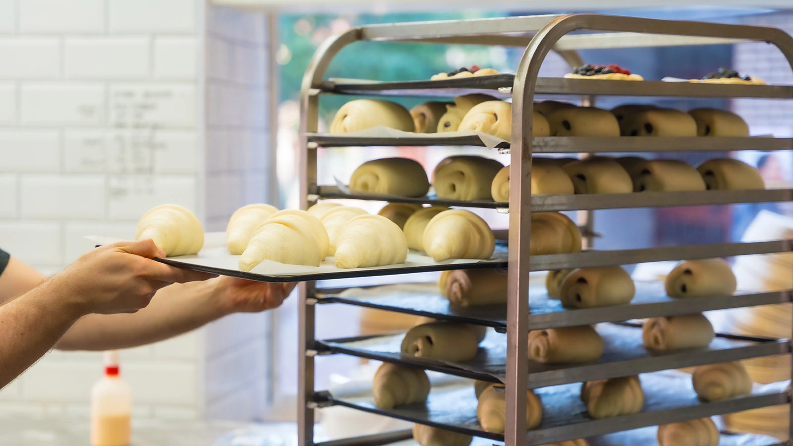 В России предложили запретить приготовление выпечки и салатов в магазинах