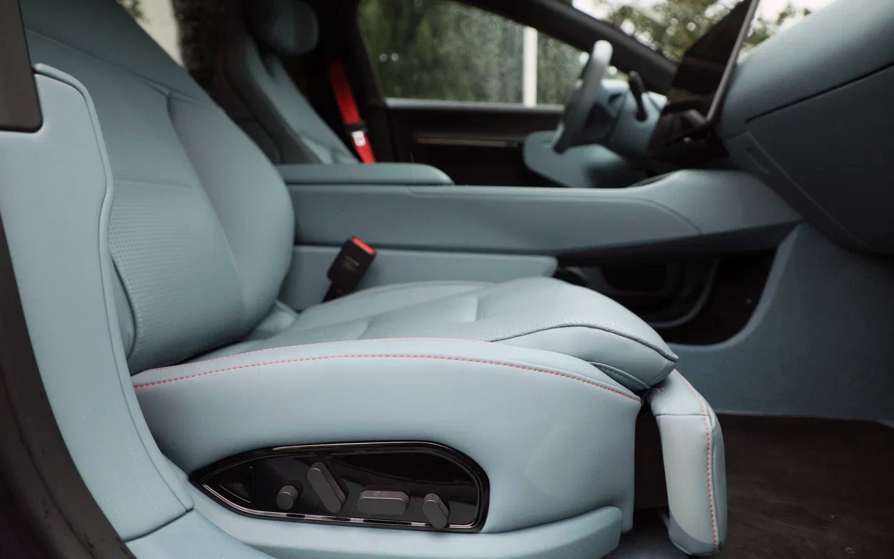 У водительского и пассажирского передних кресел есть специальная поддержка ног. Устроиться удобно легко при самом разном росте и при любой комплекции