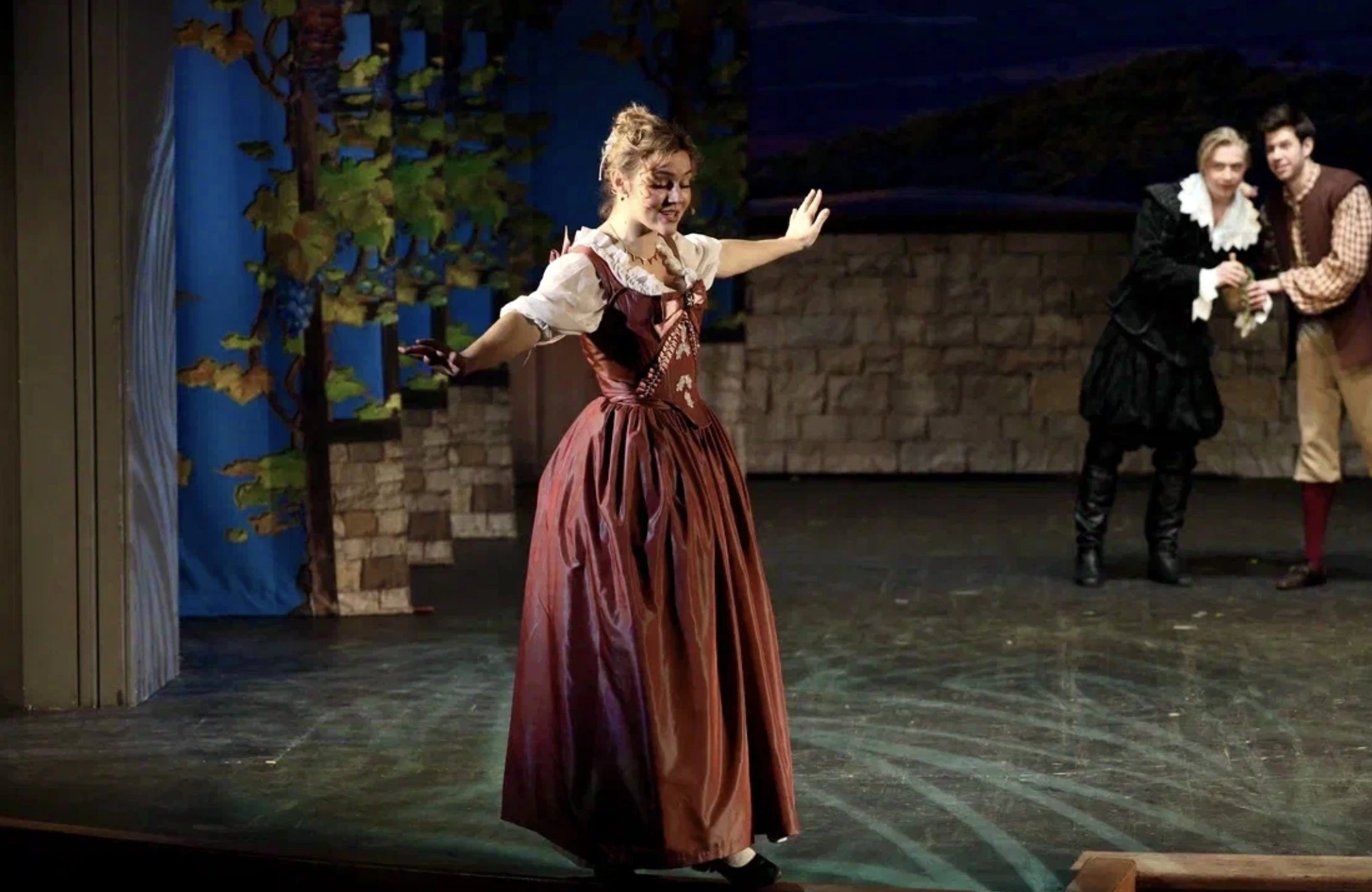 Сцена из спектакля «Собака на сене»