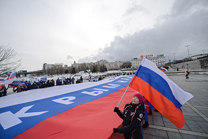 Участники праздничной акции, посвященной второй годовщине присоединения Крыма к России, в Екатеринбурге