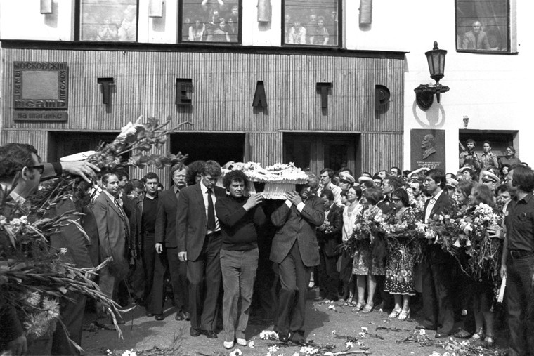 Началом трагического периода для "Таганки" стала смерть Высоцкого 25 июля 1980г. Артист умер во время проходивших в Москве летних Олимпийских игр. Сообщения о его смерти в советской прессе практически не печатались. Над окошком театральной кассы было вывешено объявление: "Умер актер Владимир Высоцкий". "Власти хотели его тихо, быстро похоронить. Закрытый тогда город, Олимпиада, а получилась довольно для них неприятная картина. Когда они наврали, сказали, что привезут гроб, чтобы проститься с ним, а очередь шла от самого Кремля… Видимо, их мышление было таково, - как такого типа провозить мимо Кремля на Ваганьковское кладбище… Поэтому они - раз, и в туннель юркнули. Стали выламывать его портрет, который мы выставили в окно второго этажа театра… Поливочные машины стали сметать цветы, которые люди берегли зонтиками, потому что была страшная жара… И вот эта толпа огромная, которая вела себя просто идеально, начала кричать на всю площадь: "Фашисты! Фашисты!" Этот кадр обошел весь мир, и это, конечно, они затаили. Как бы я был виновник, а потом моя жизнь, конечно, стала совсем невыносимой", - вспоминал позднее Юрий Любимов.