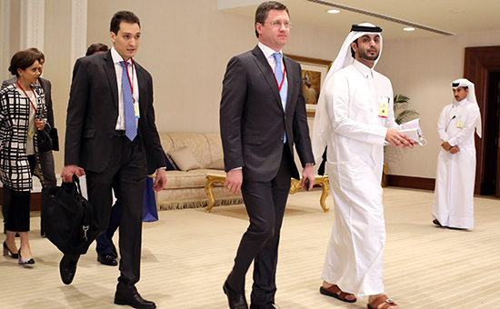 Министр энергетики РФ Александр Новак&nbsp;(на фото в центре) на саммите в Дохе






