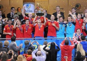 Испанцы защитили титул чемпионов Европы