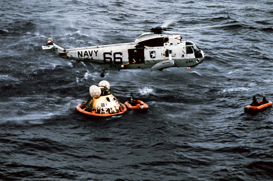 Через 21 час 36 минут 21 секунду &laquo;Аполлон-11&raquo; начал полет обратно на Землю. Экспедиция продолжалась восемь суток три часа 18 минут и 18 секунд. 24 июля корабль приводнился в Тихом океане с незначительными отклонениями от заданной точки. Астронавтов встретили президент США Ричард Никсон, директор НАСА Томас Пейн и астронавт и ученый Фрэнк Борман. 28 июля экипаж прибыл в Хьюстон, по дороге сделав только одну остановку, поприветствовав приехавших посмотреть на него жителей Гонолулу