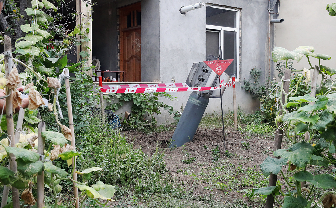 Неразорвавшийся снаряд во дворе жилого дома в городе Гянджа