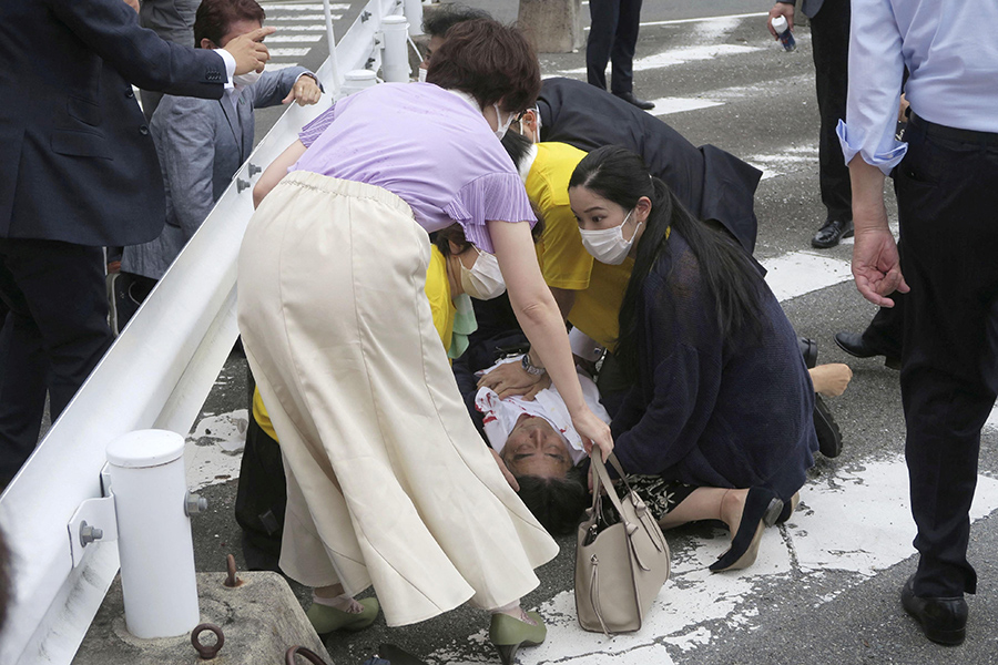 8 июля 2022 года Синдзо Абэ приехал в город Нара, древнюю столицу Японии, где выступал перед сторонниками (в стране грядут местные выборы). Там&nbsp;он был застрелен. Под подозрением 41-летний мужчина.

Абэ, оставивший должность премьера в конце 2020&nbsp;года, умер в больнице. Ему было 67 лет.