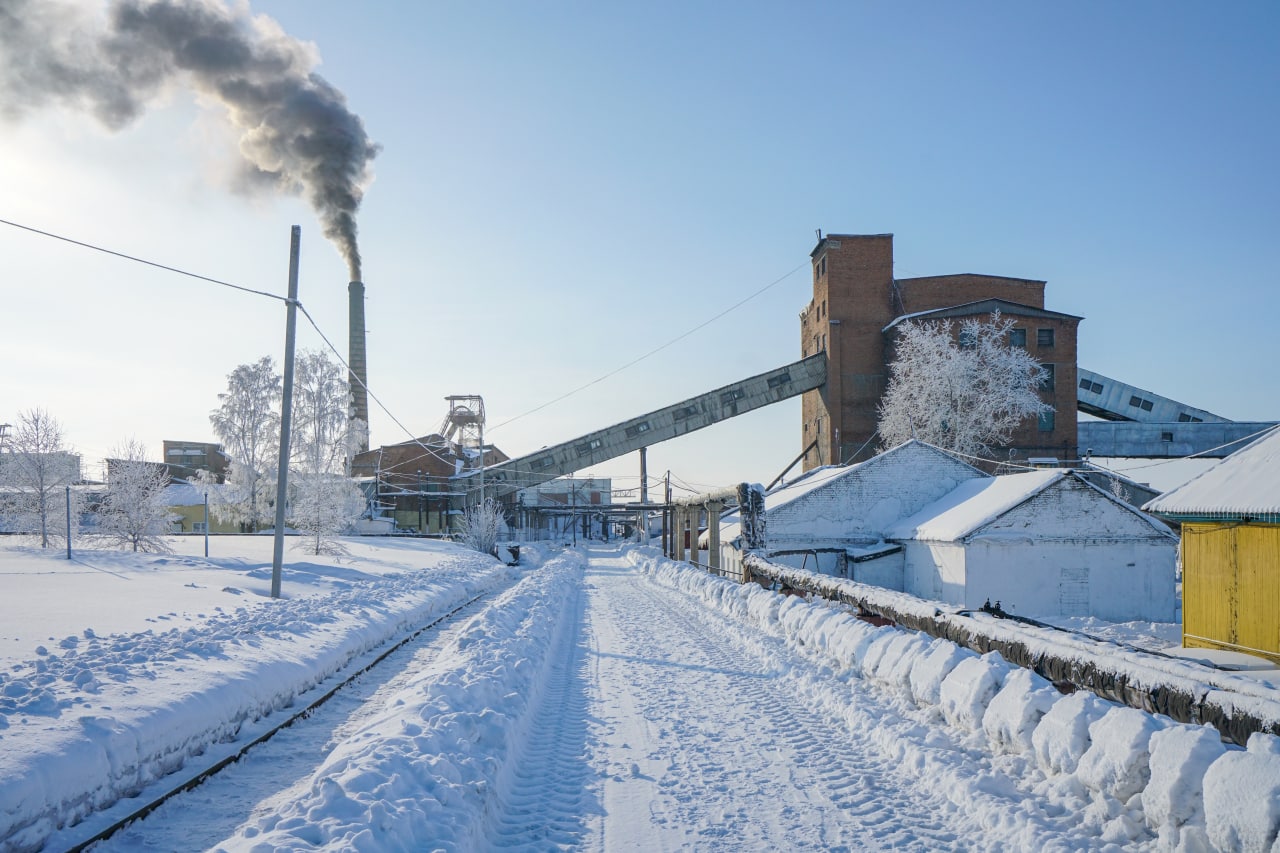 Одна из угольных шахт в городе Полысево, Кузбасс