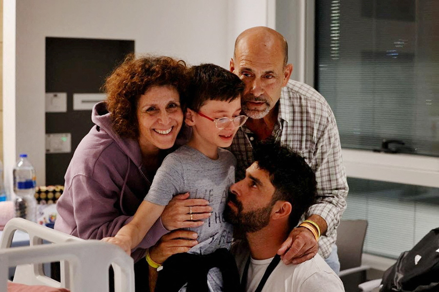 Освобождённый 9-летний Охад Мундер со своей семьёй в Детском медицинском центре Шнайдер в Петах-Тикве, Израиль