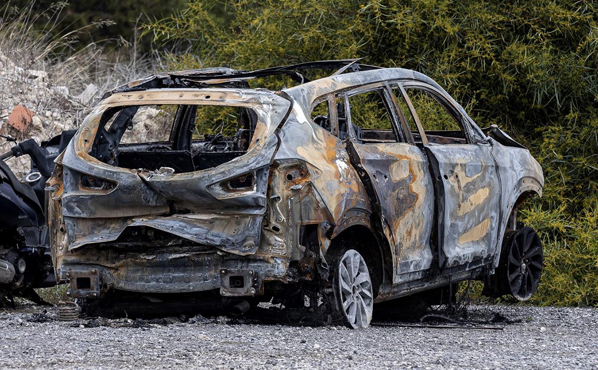 Сгоревшая машина, предположительно использованная исполнителями убийства российского летчика Максима Кузьминова, чтобы скрыться с места происшествия