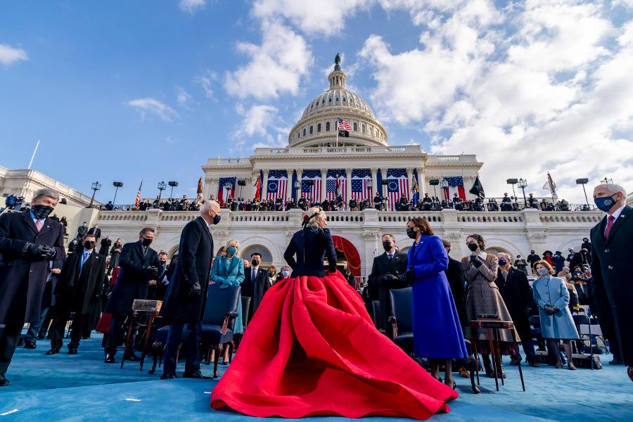 Джо Байден, Леди Гага&nbsp;и&nbsp;Камала Харрис&nbsp;после исполнения государственного гимна США на церемонии инаугурации президента,&nbsp;2021 год