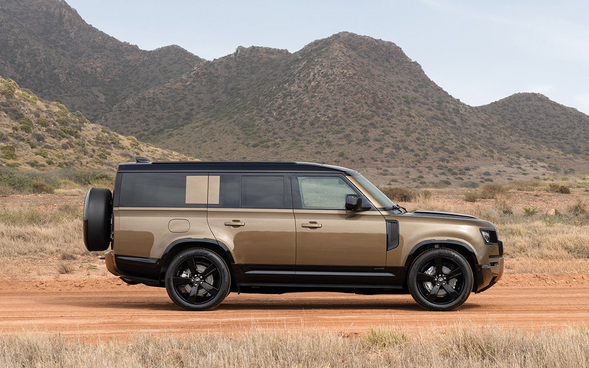 Обновленный Land Rover Defender получил новый дизельный мотор и более  люксовые опции :: Autonews