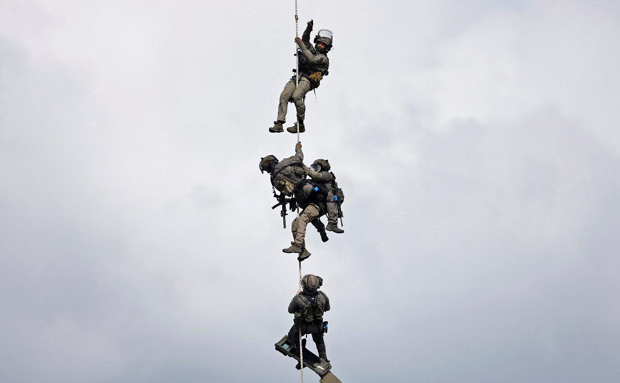 Фото:Солдаты французской армии (Фото: Christian Hartmann / Reuters)