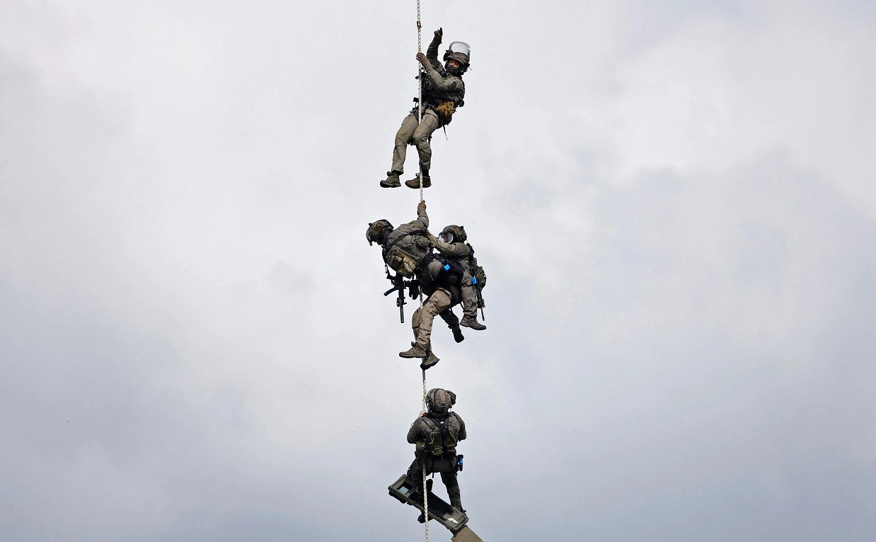 Солдаты французской армии (Фото: Christian Hartmann / Reuters)