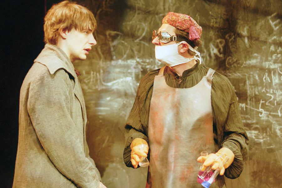 Предпремьерный показ спектакля «Преступление и наказание» по одноименному роману Федора Достоевского на новой сцене МХТ им. Чехова. Сцена из спектакля: Раскольников — Евгений Цыганов и Порфирий Петрович — Андрей Ильин, 2002 год