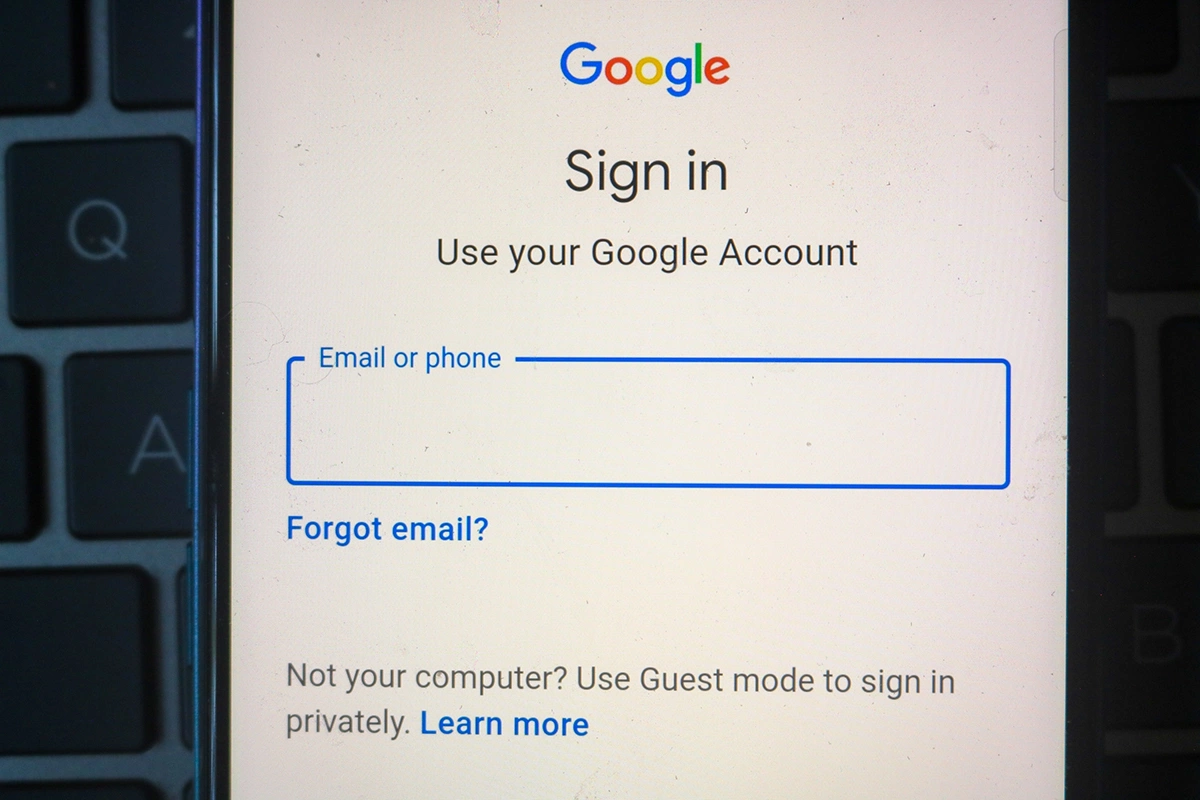 Синхронизация сохраняет дополнительные сведения: фотографии, адреса электронной почты, комментарии