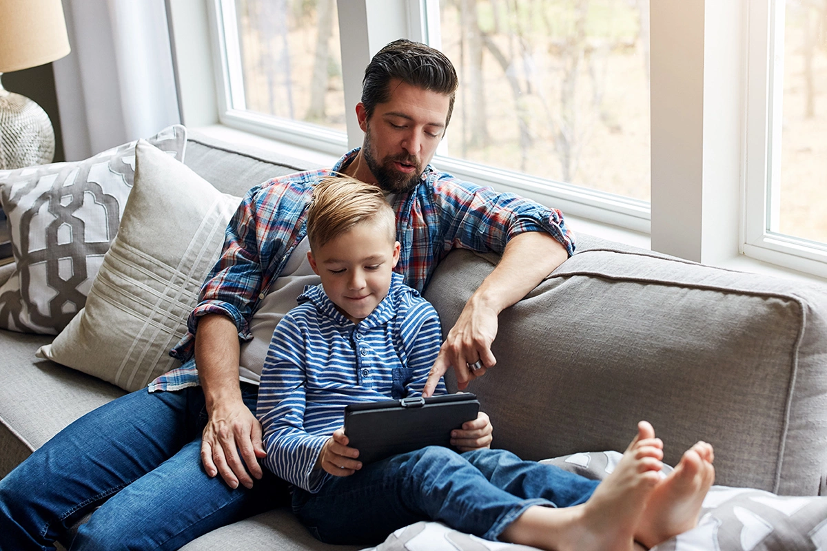 Роль родителей здесь критически важна: задача не в запрете, а в конструктивном диалоге, предложении безопасных альтернатив и обсуждении правил цифровой гигиены