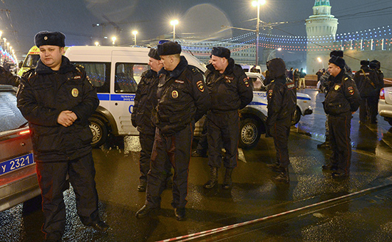 Сотрудники правоохранительных органов на месте убийства политика Бориса Немцова