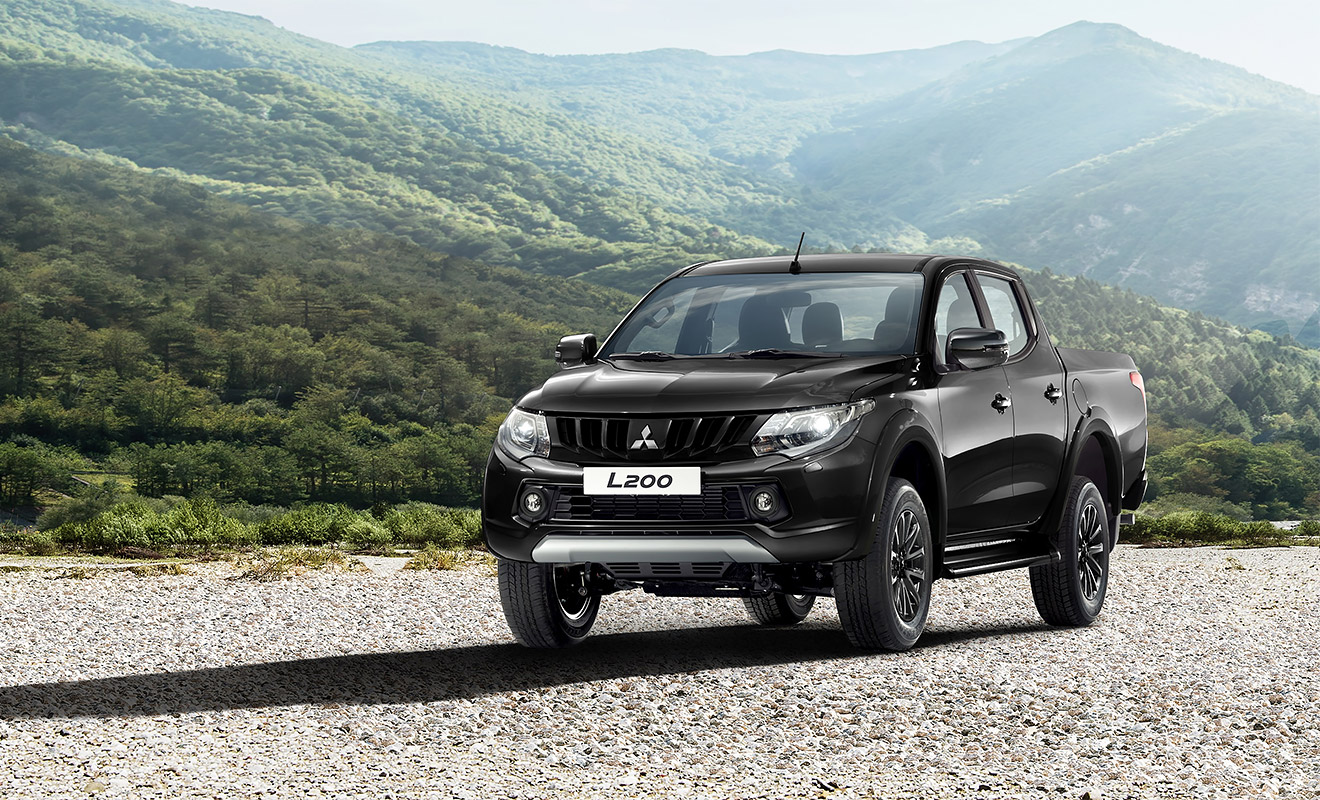 Лимитированную серию пикапа Mitsubishi L200 под названием Black line собирают для России на заводе японского бренда в Таиланде. Главной отличительной чертой новинки стал доминирующий черный цвет. В комплекте предлагают дневные ходовые огни со светодиодными лампами, биксеноновые фары и систему бесключевого доступа. Приобрести Mitsubishi L200 Black line можно только с дизельным двигателем 2,4 л и механической коробкой передач.
