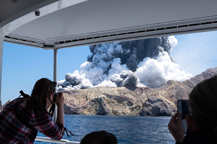 Уайт-Айленд&nbsp;&mdash; вулканический остров на севере Новой Зеландии, открытый для туристов. Он находится в частной собственности. Экскурсантов туда возят по воде
&nbsp;