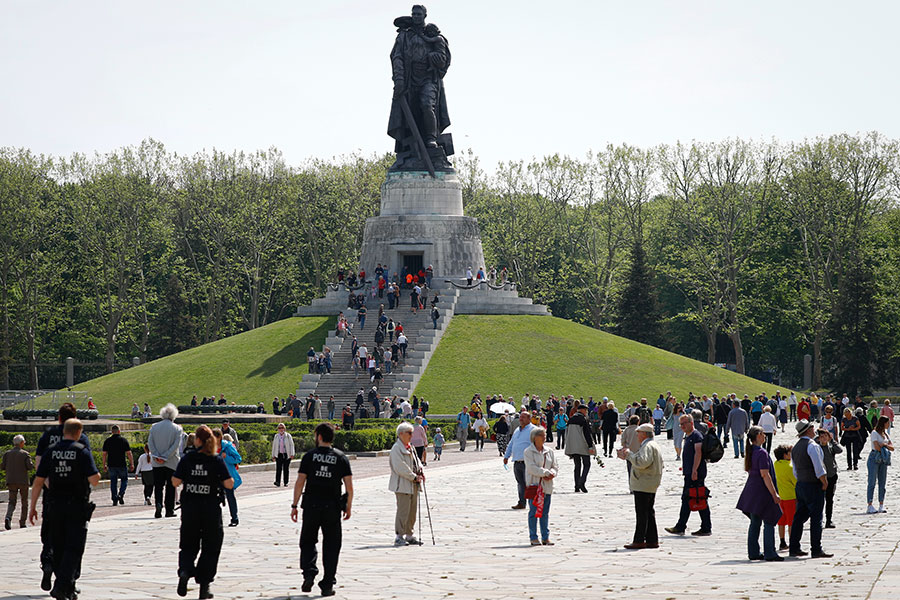 Люди гуляют у Советского военного мемориала в Трептов-парке в Берлине
