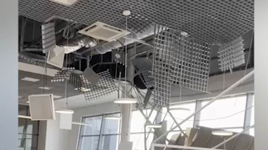 Потолок рухнул в кафе в аэропорту Владивостока