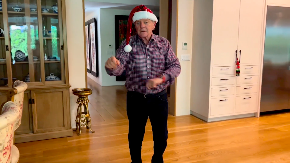 Энтони Хопкинс танцует в преддверии 85-го дня рождения. Видео он разместил в аккаунте в Twitter