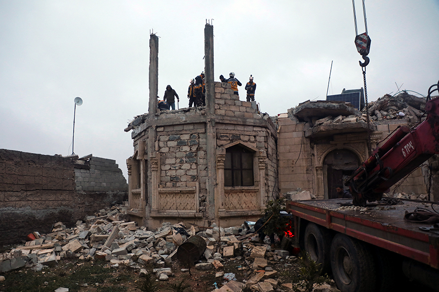 Разрушенное здание в сирийском Азазе.

Разрушения фиксировали также в прибрежных городах Сирии. В Баянисе (регион Тартус, около 40&nbsp;км от Латакии) власти сообщили о незначительных разрушениях, 17 человек с легкими травмами попали в больницы