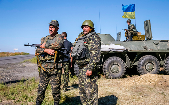 Украинские военнослужащие стоят на контрольно-пропускном пункте