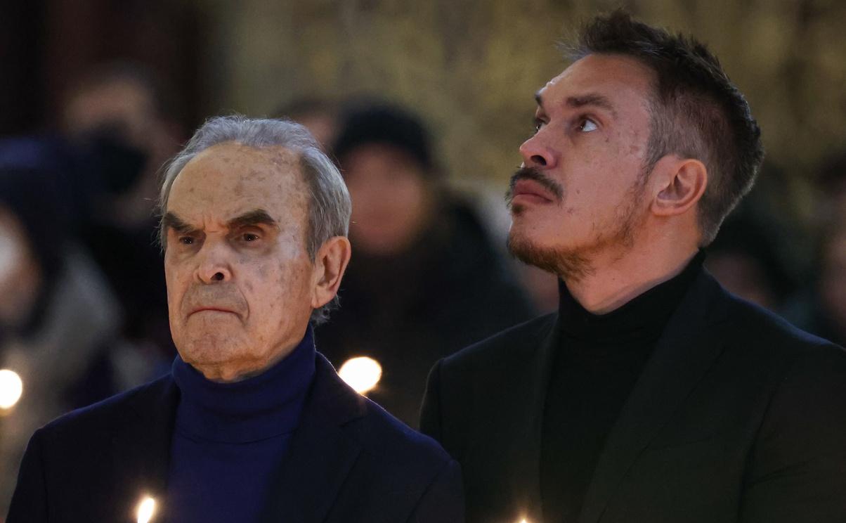 Глеб Панфилов с сыном Иваном на церемонии прощания с Инной Чуриковой