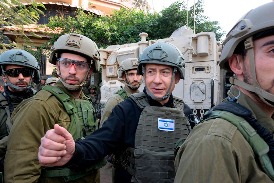 Биньямин Нетаньяху (в центре)