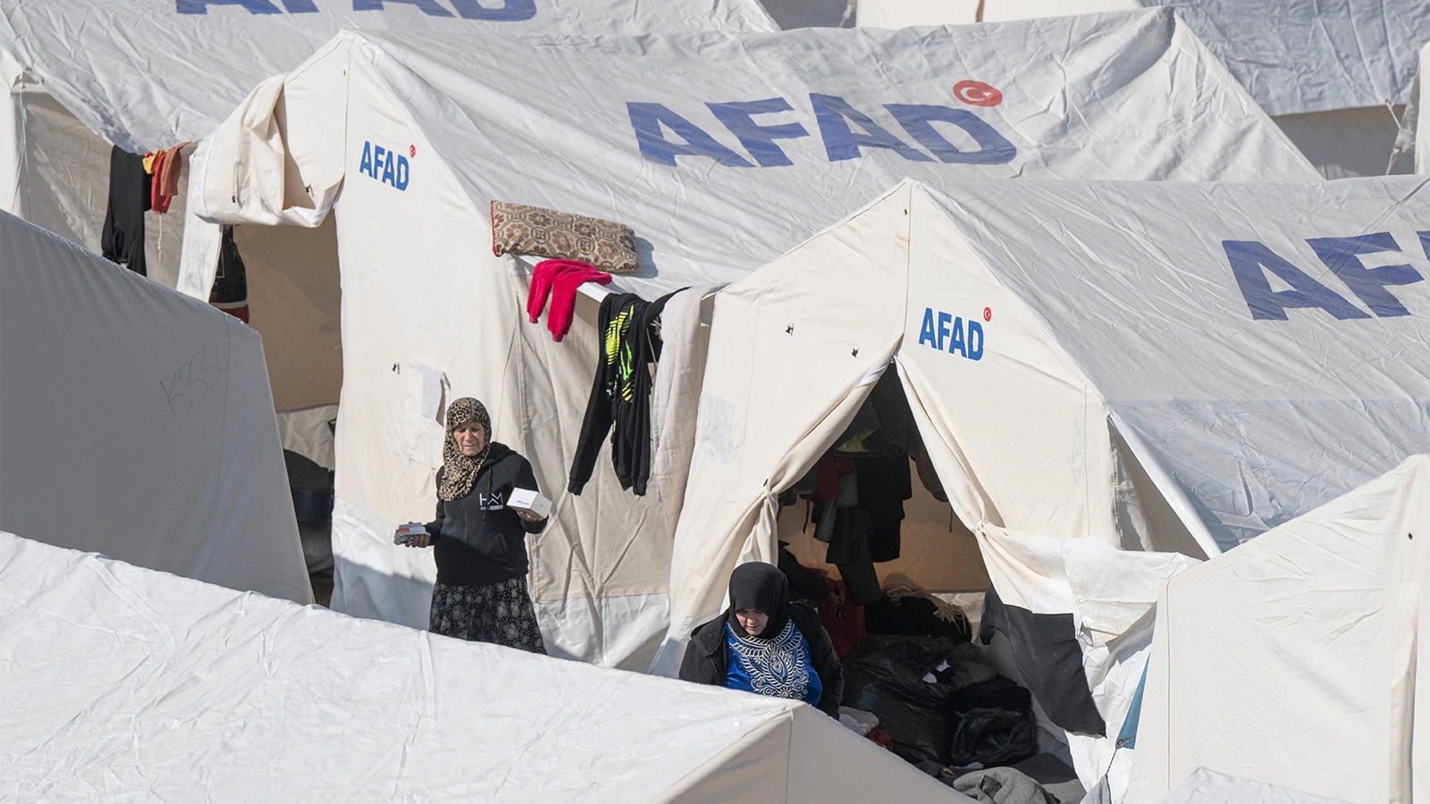 <p>Один из палаточных лагерей, в которых до сих пор вынуждены жить люди, оставшиеся без домов</p>