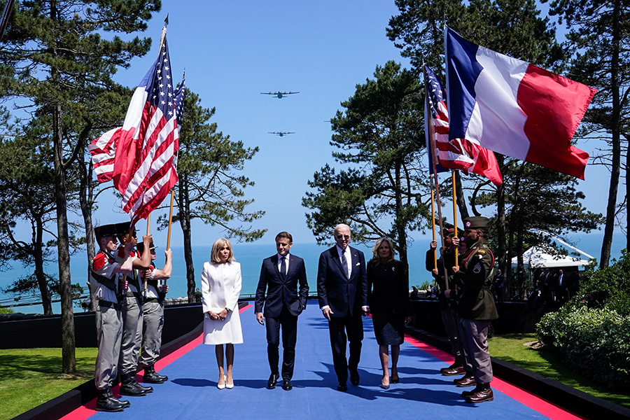 Президент США Джо Байден с женой&nbsp;Джилл и&nbsp;президент Франции Эммануэль Макрон&nbsp;с супругой&nbsp;Брижит&nbsp;посетили военное&nbsp;кладбище в Кольвиль-сюр-Мер, где похоронены почти 10 тыс. американских солдат, принимавших участие в освобождении Франции.