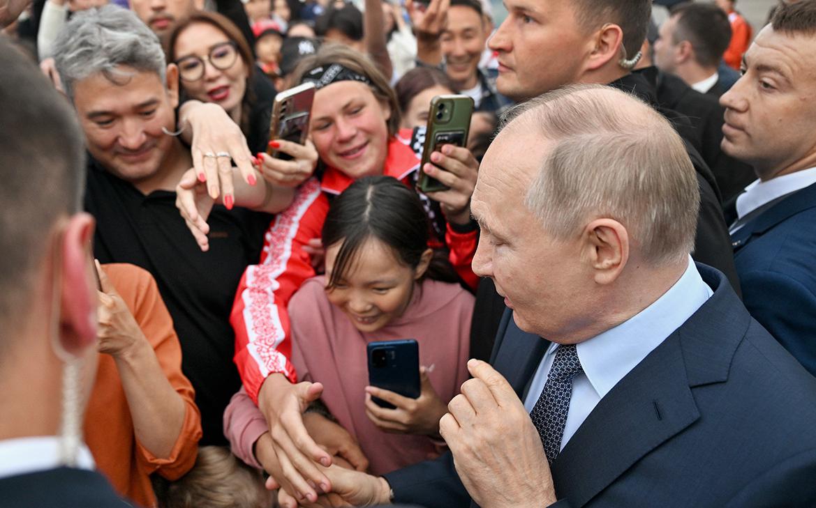 Путин вышел пообщаться с жителями Якутска. Видео — новость на Yarach  Новостях