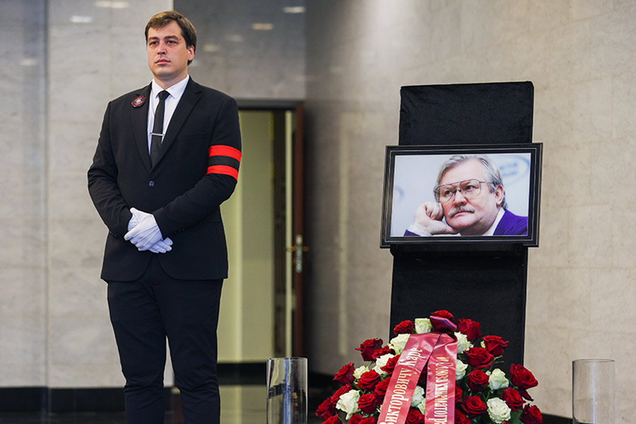 Церемония проходит в Большом траурном зале Центральной клинической больницы №&nbsp;1. К нему несут цветы родные, коллеги и поклонники.