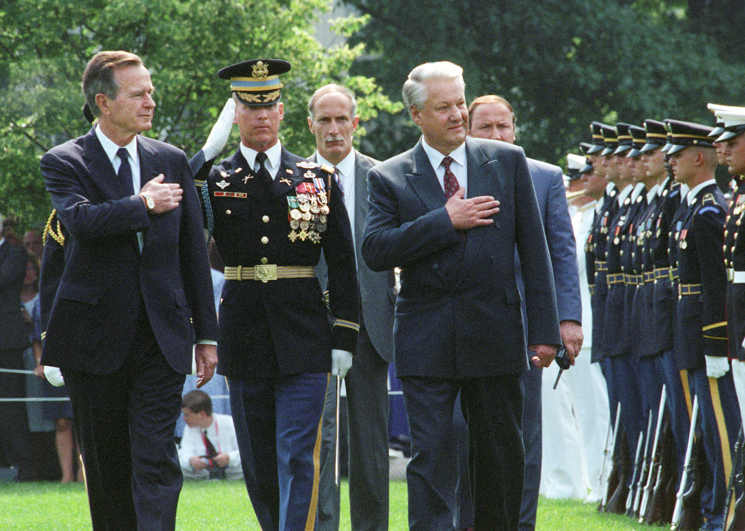 Президенты договорились о снятии ограничения на число сотрудников дипмиссий и&nbsp;открытии воздушного пространства над Восточной Сибирью. Также&nbsp;США обещала предоставить&nbsp;экономическуб&nbsp;помощь&nbsp;в размере $4,5 млрд.