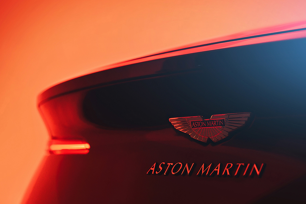 Французский дом шампанских вин Bollinger стал поставщиком вина для бренда Aston Martin — английского производителя престижных спортивных автомобилей