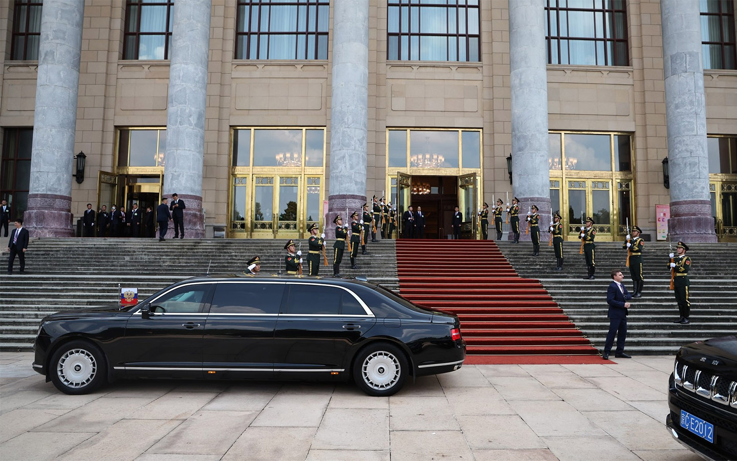 Автомобиль президента РФ Владимира Путина у Большого зала народных собраний, Пекин. 3 сентября 2025 года