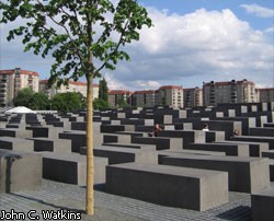 В Берлине осквернен памятник жертвам Холокоста