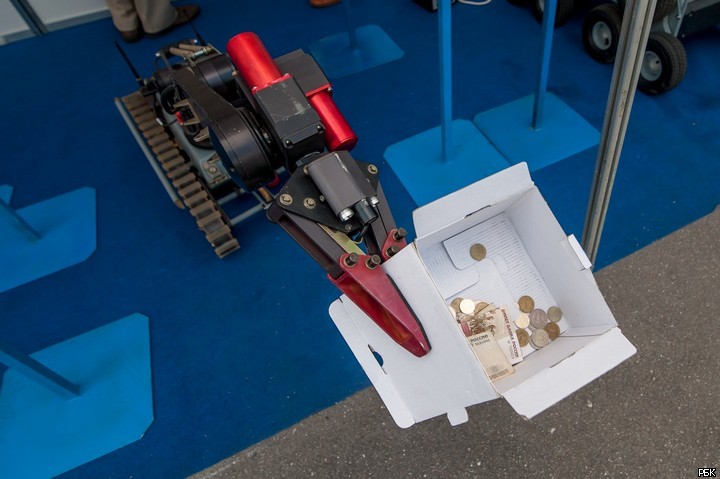 Инновации С.Шойгу: робот с кепкой, надувной танк и боевой шлем Lego