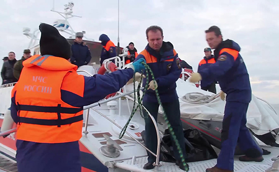 Спасатели во&nbsp;время поисково-спасательных работ у побережья Черного моря, где&nbsp;потерпел крушение самолет Минобороны РФ Ту-154
