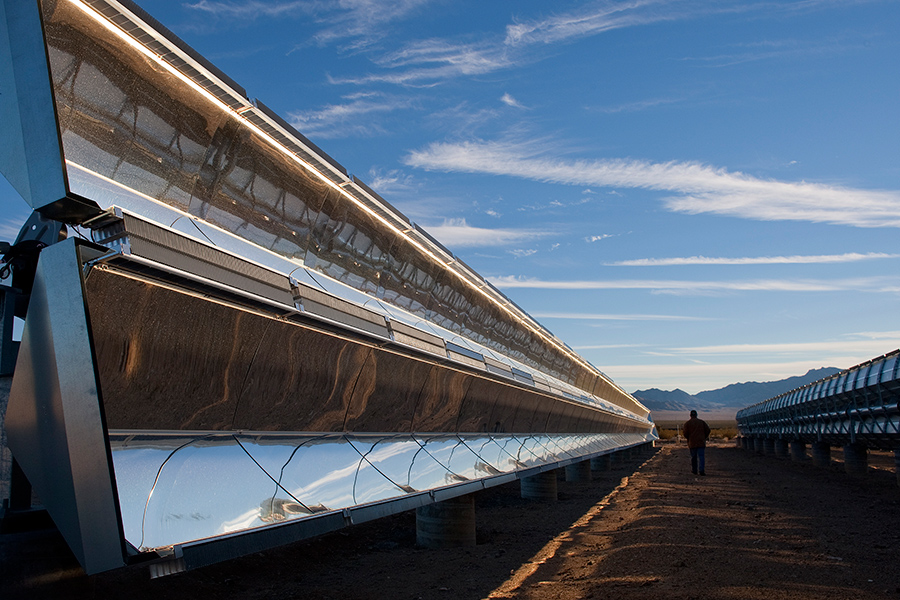 Ниптон находится в пустынной местности неподалеку от границы штата Невада и примерно в часе езды от Лас-Вегаса. В городе расположены высокотехнологичные электростанции компании Skyline Solar Inc., обеспечивающие город солнечной энергией на 85%.
