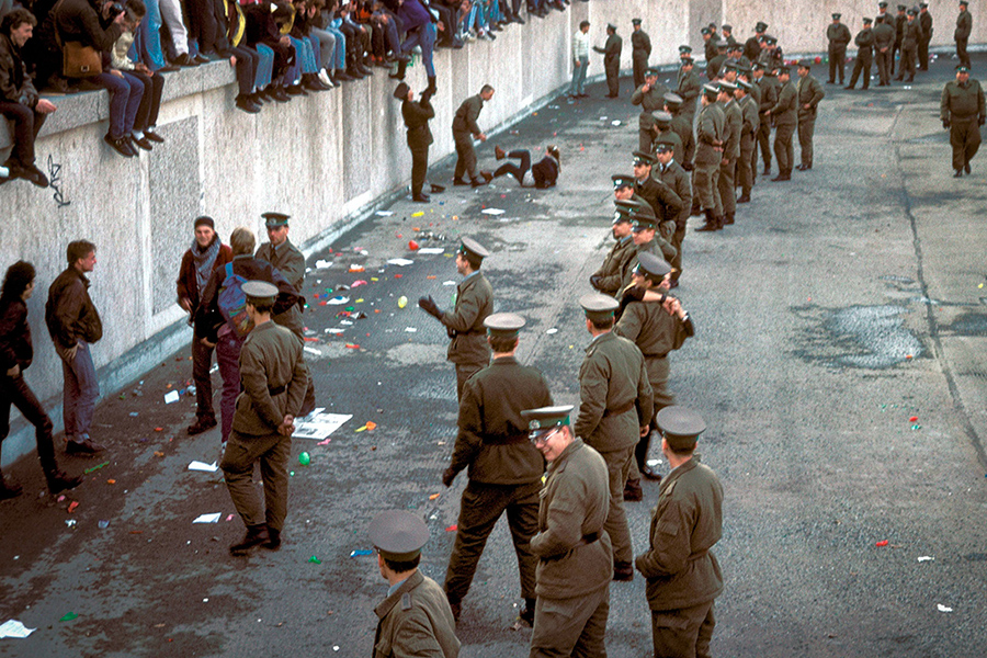 Сразу после разделения Берлина в 1948 году на зоны влияния стены не было, но была обозначенная линия раздела и 81 пропускной вход на улицах. Отсутствие четкой физической границы между зонами приводило к частым конфликтам и массовой утечке специалистов на&nbsp;Запад. За время, пока не было стены, из ГДР в ФРГ перебрались 2,5 млн человек
