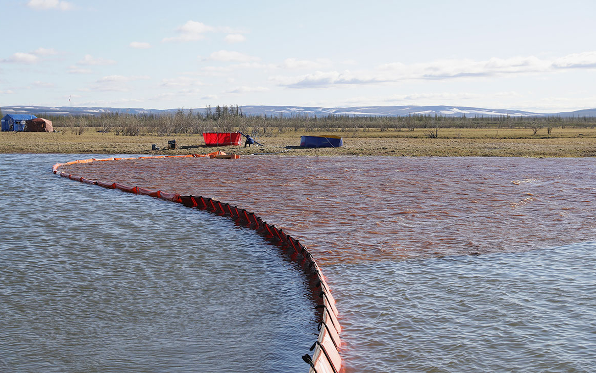 Нефть на реке