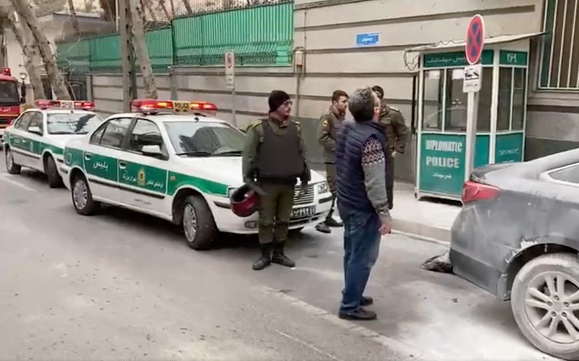Один человек погиб при нападении на посольство Азербайджана в Иране